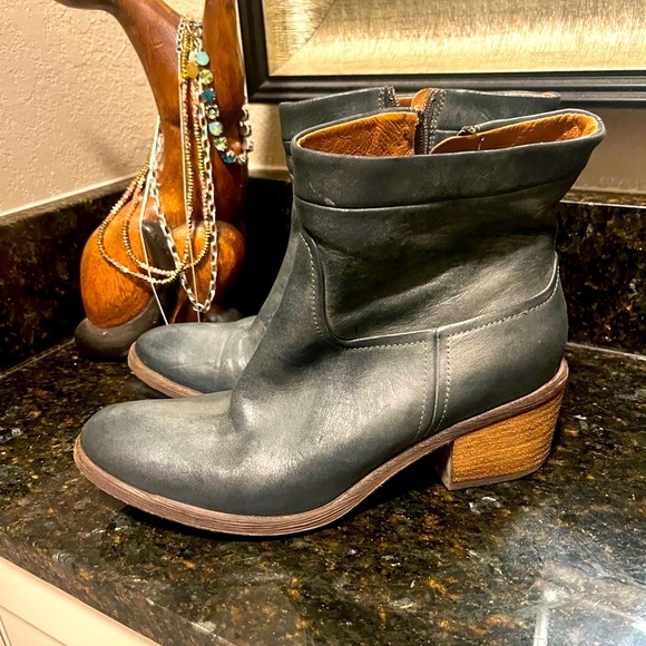 Donald J Pliner ankle booties size 6,  leather - Picture 3 of 11